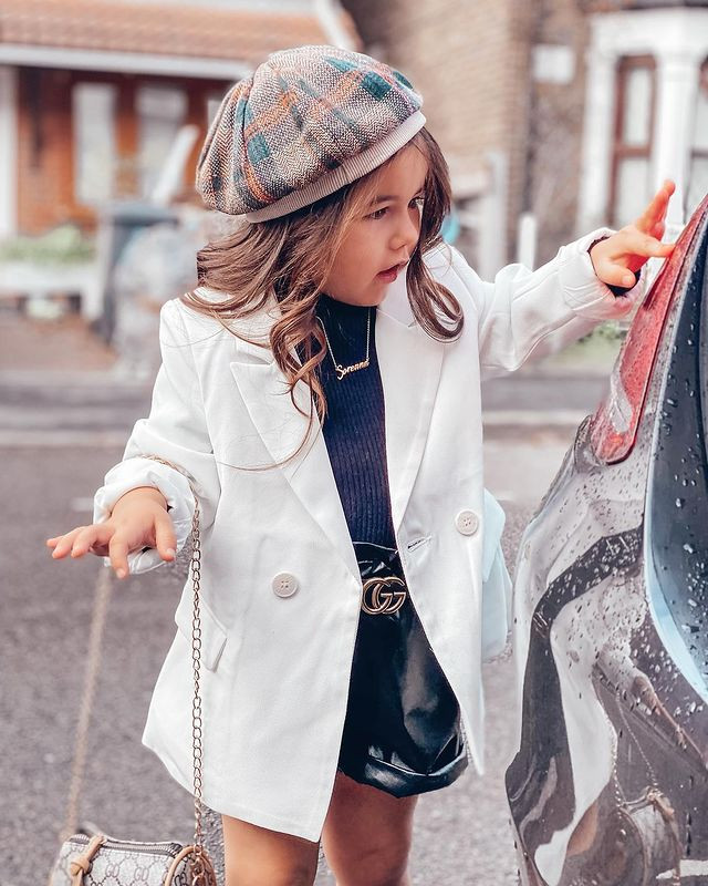 Hena nhận định: "Khi con gái 6 tháng tuổi, tôi không mua bất cứ món đồ nào bởi các thương hiệu đều yêu thích và gửi tặng trang phục cho bé. Sau đó, tôi nghĩ rằng hướng đi tiếp theo để họ chú ý đến Sorenna nhiều hơn chính là mua sắm thêm các món đồ thời trang cho bé".