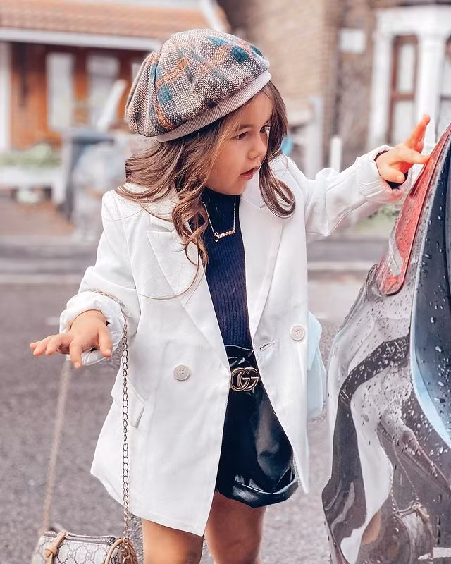 Hena nhận định: "Khi con gái 6 tháng tuổi, tôi không mua bất cứ món đồ nào bởi các thương hiệu đều yêu thích và gửi tặng trang phục cho bé. Sau đó, tôi nghĩ rằng hướng đi tiếp theo để họ chú ý đến Sorenna nhiều hơn chính là mua sắm thêm các món đồ thời trang cho bé".