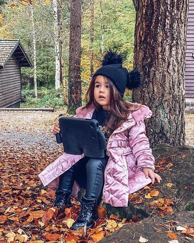 Hena tạo trang cá nhân cho Sorenna với số hơn 50.000 lượt theo dõi. Cô dùng tài khoản này để giới thiệu hình ảnh con gái mặc đồ hàng hiệu nhằm thu hút sự chú ý từ các nhà mốt quốc tế.