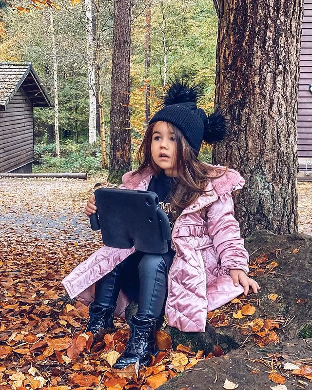 Hena tạo trang cá nhân cho Sorenna với số hơn 50.000 lượt theo dõi. Cô dùng tài khoản này để giới thiệu hình ảnh con gái mặc đồ hàng hiệu nhằm thu hút sự chú ý từ các nhà mốt quốc tế.