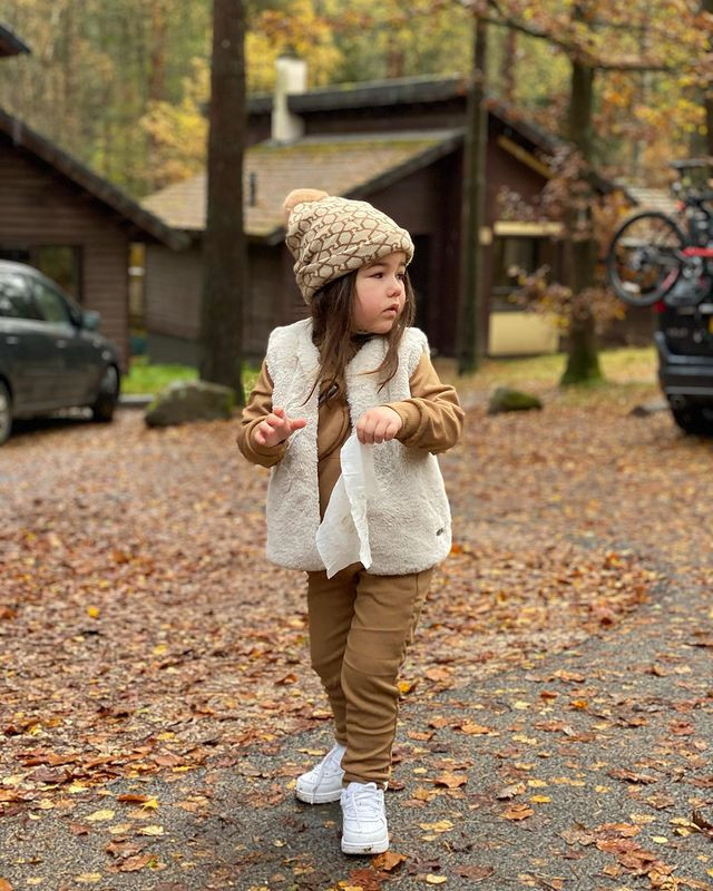 Bà mẹ đã không ngần ngại đáp trả sự chỉ trích của từng người: "Tôi thích việc chọn quần áo cho Sorenna và tạo ra những bộ trang phục tuyệt vời để bé mặc hàng ngày. Tôi không bao giờ thúc ép con mình làm bất cứ điều gì mà con không muốn như việc tạo dáng chụp ảnh để đăng lên mạng xã hội. Không ai có thể yêu thương và giáo dục con gái tốt hơn tôi".