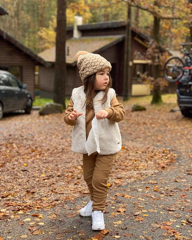 Bà mẹ đã không ngần ngại đáp trả sự chỉ trích của từng người: "Tôi thích việc chọn quần áo cho Sorenna và tạo ra những bộ trang phục tuyệt vời để bé mặc hàng ngày. Tôi không bao giờ thúc ép con mình làm bất cứ điều gì mà con không muốn như việc tạo dáng chụp ảnh để đăng lên mạng xã hội. Không ai có thể yêu thương và giáo dục con gái tốt hơn tôi".