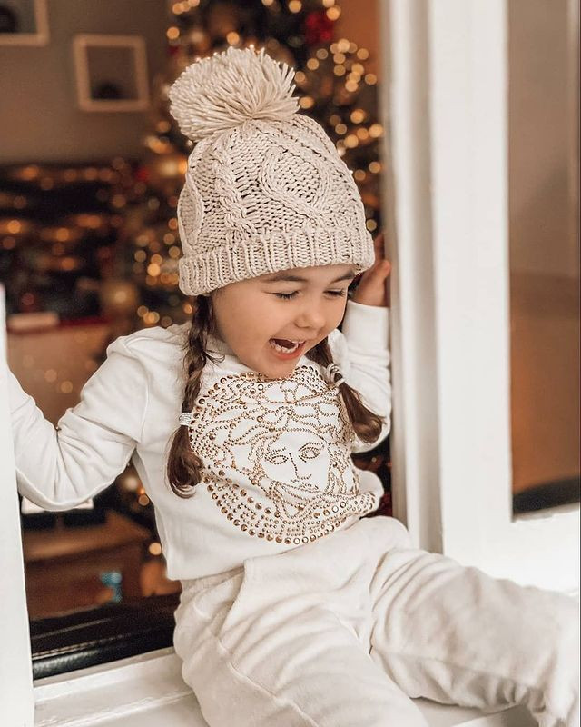 Hena chia sẻ: "Tôi nhận về nhiều phản ứng trái chiều từ dân mạng. Mọi người yêu cầu tôi ngưng mua quần áo đắt tiền và để bé được phát triển như những đứa trẻ khác".