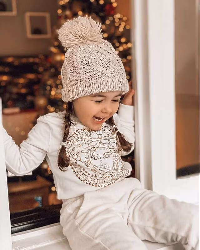 Hena chia sẻ: "Tôi nhận về nhiều phản ứng trái chiều từ dân mạng. Mọi người yêu cầu tôi ngưng mua quần áo đắt tiền và để bé được phát triển như những đứa trẻ khác".