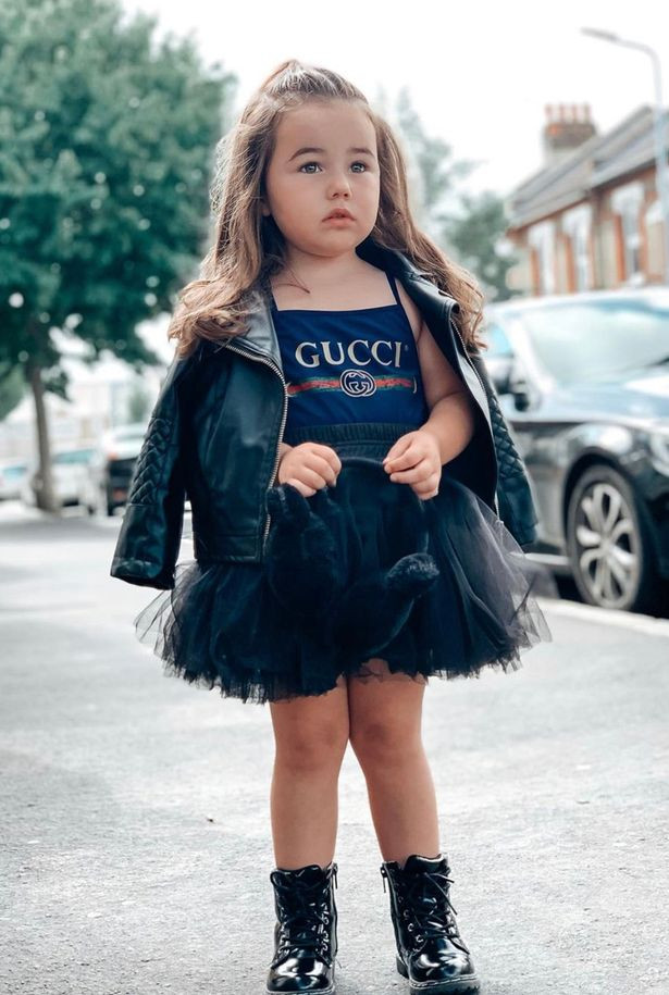 Mỗi ngày, cô sẽ cho con gái 3 tuổi diện trang phục hàng hiệu khác nhau, chụp ảnh như tín đồ thời trang thực thụ và đăng ảnh lên mạng xã hội. Đó là cách nhanh nhất để Sorenna tiếp cận gần với người hâm mộ, trở thành fashionista trong tương lai.