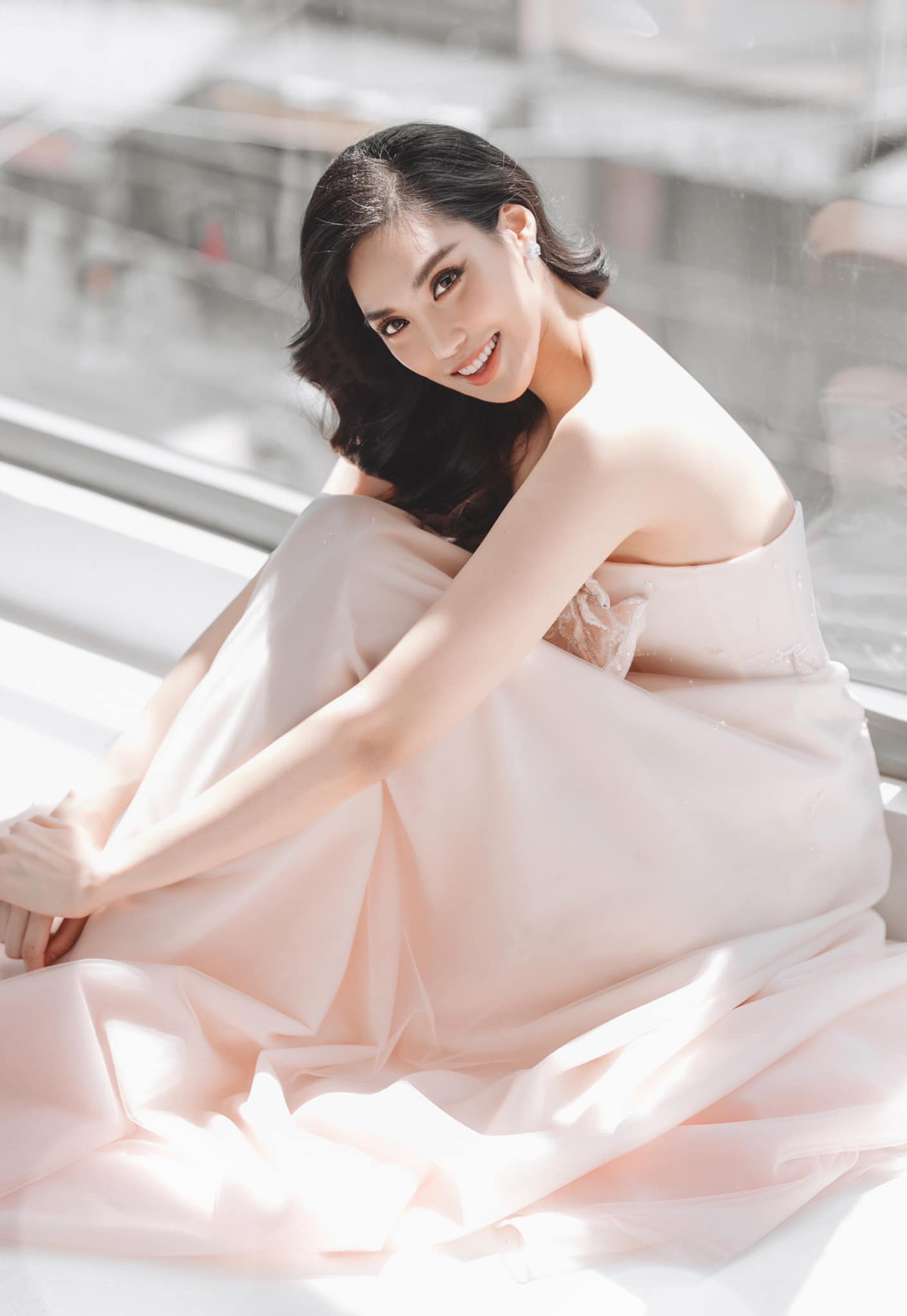 Cô cũng không ngại khoe lưng trần trong các thiết kế hở lưng.