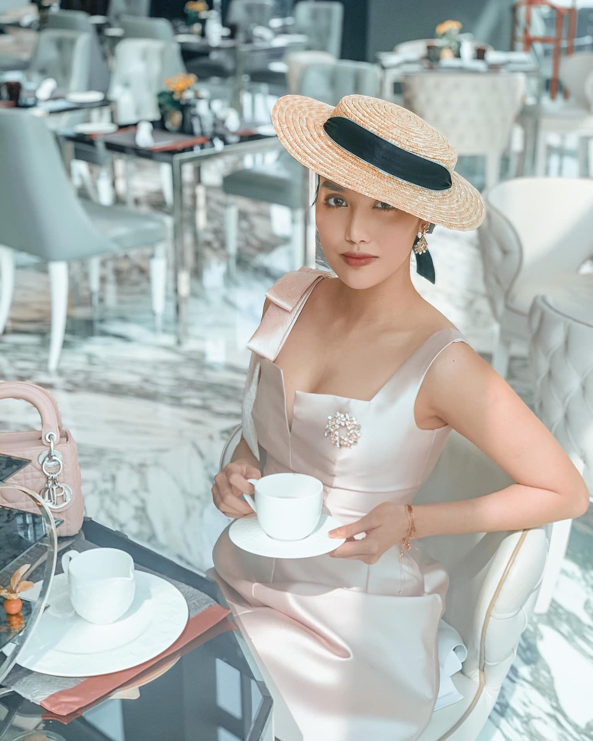 Các thiết kế phô phang vòng một được Lan Khuê ưu ái hơn cả.