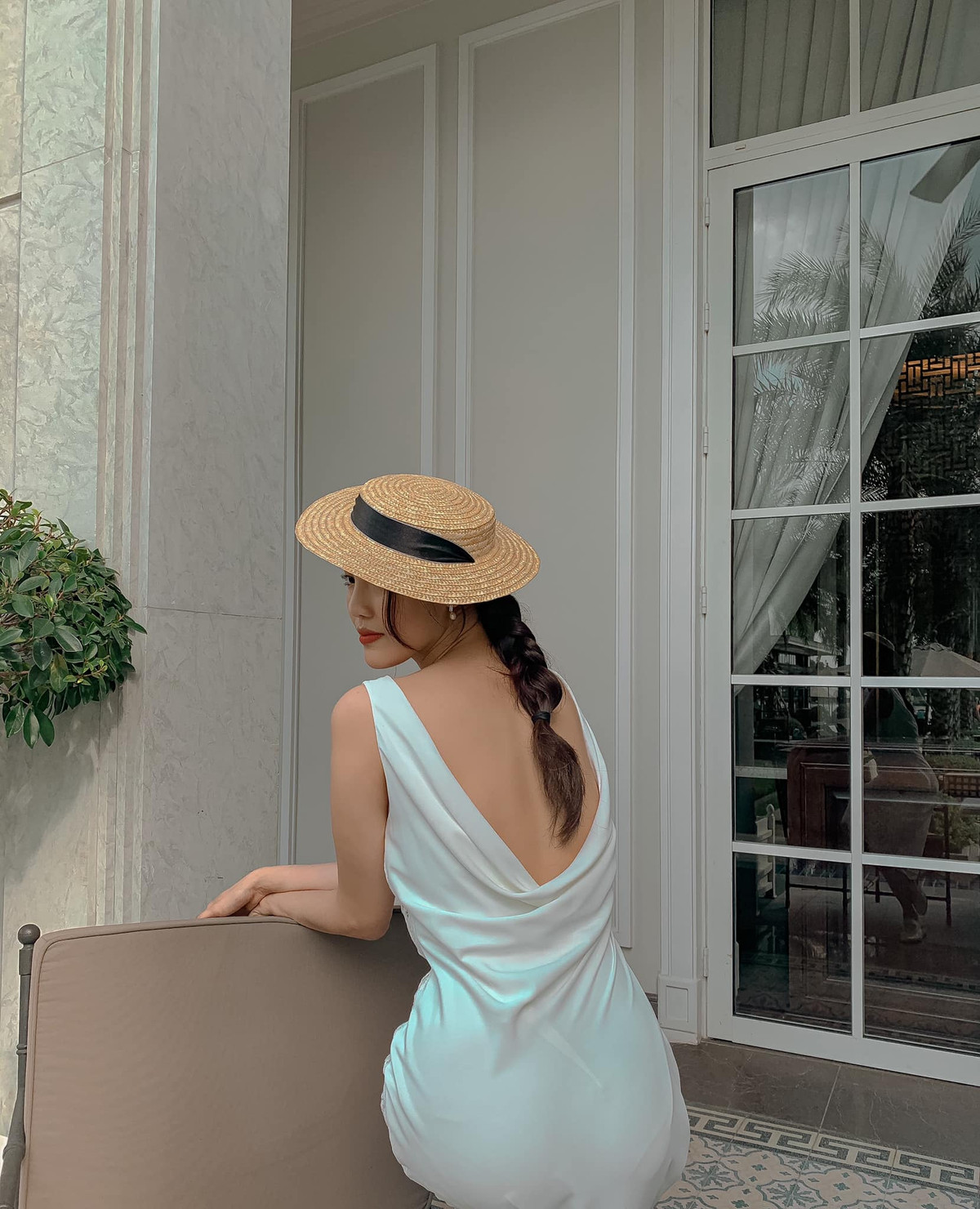 Nhan sắc mặn mà của Lan Khuê khiến nhiều người say đắm. Cô theo đuổi phong cách thời trang gợi cảm nhưng vẫn rất chừng mực.