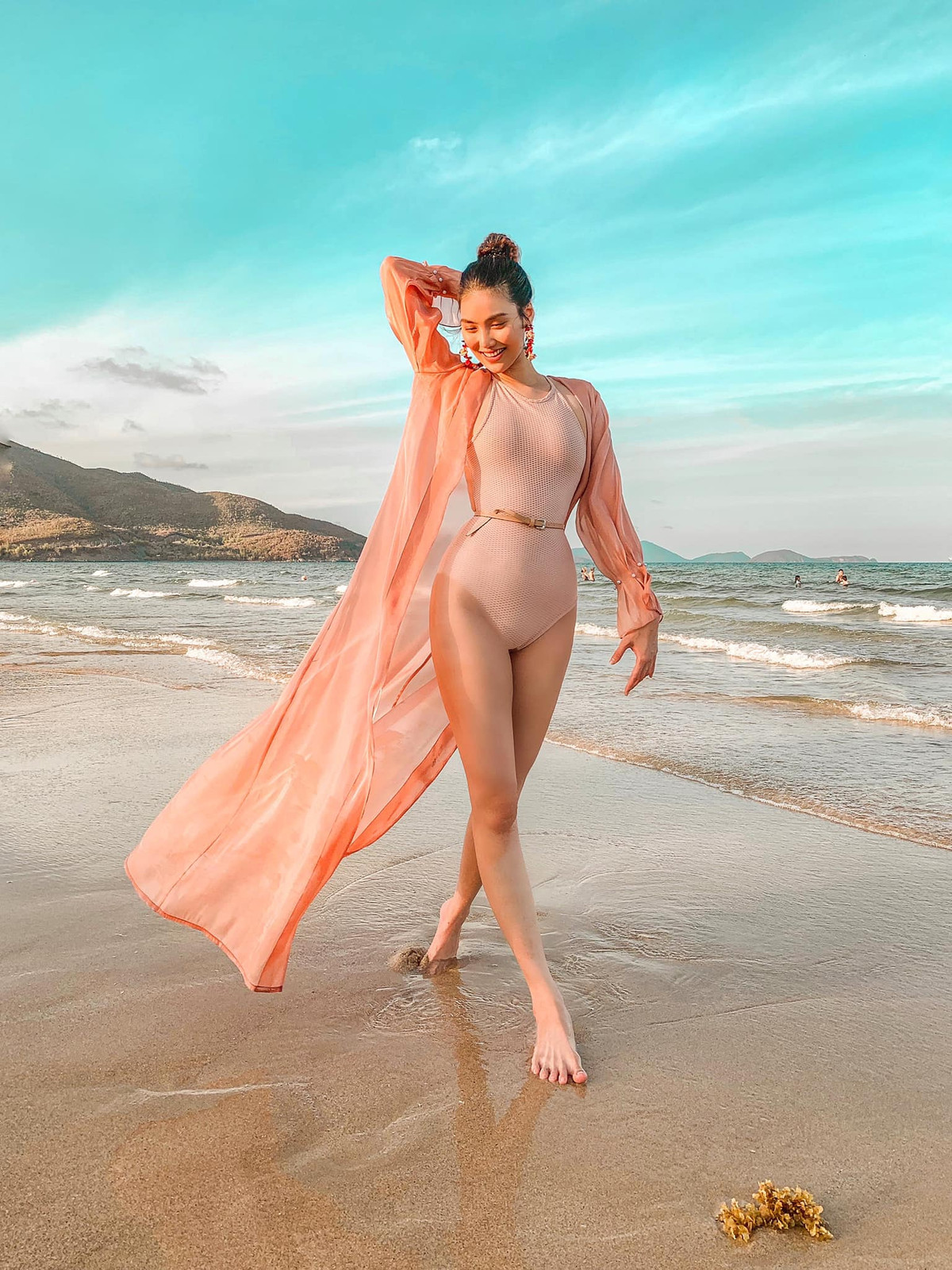 Bà mẹ "một con" phô trương body hoàn hảo với bộ bikini hồng cùng áo choàng cùng tông sang chảnh. Ảnh: FBNV.