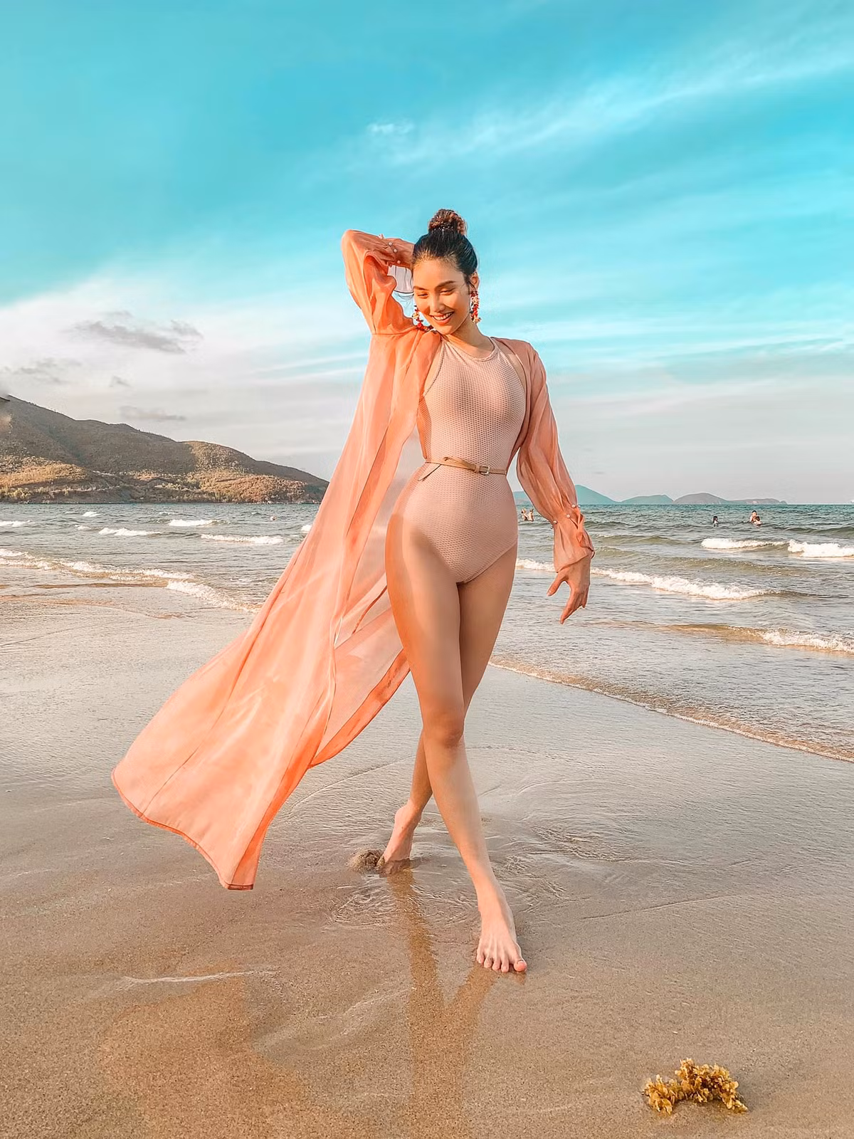 Bà mẹ "một con" phô trương body hoàn hảo với bộ bikini hồng cùng áo choàng cùng tông sang chảnh. Ảnh: FBNV.