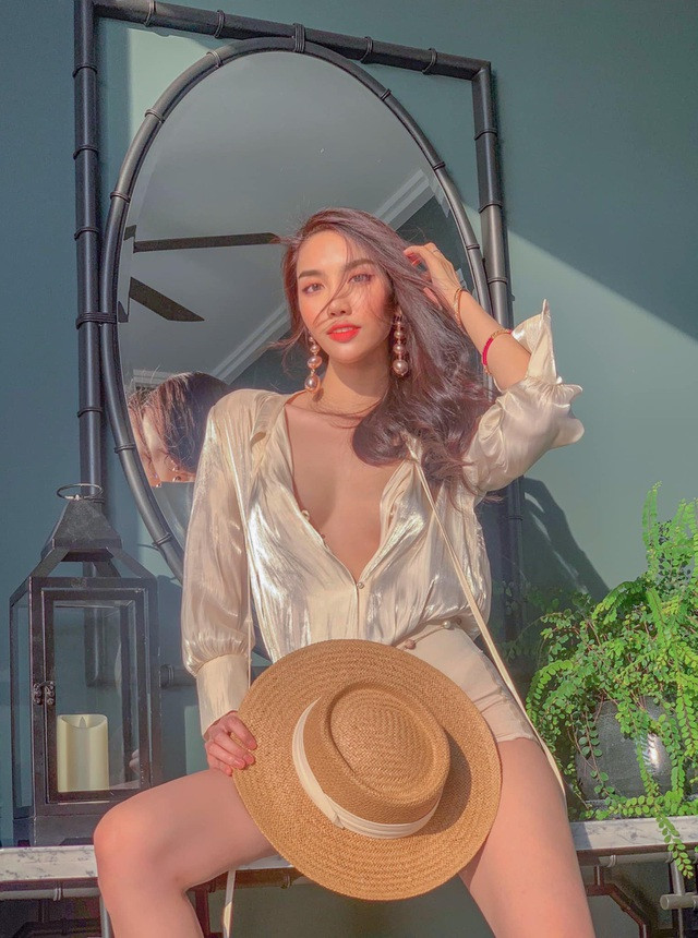 Trên trang cá nhân, Lan Khuê thường xuyên khoe gu ăn mặc gợi cảm kể từ sau khi sinh con. Bà mẹ “bỉm sữa” diện áo sơ-mi hờ hững cực táo bạo, khoe vòng một nóng bỏng.