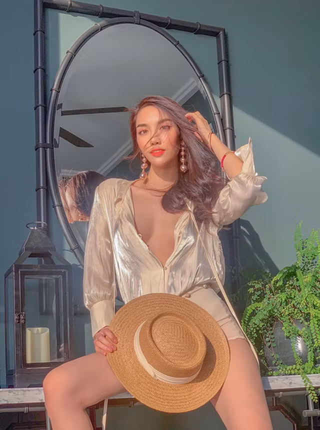 Trên trang cá nhân, Lan Khuê thường xuyên khoe gu ăn mặc gợi cảm kể từ sau khi sinh con. Bà mẹ “bỉm sữa” diện áo sơ-mi hờ hững cực táo bạo, khoe vòng một nóng bỏng.