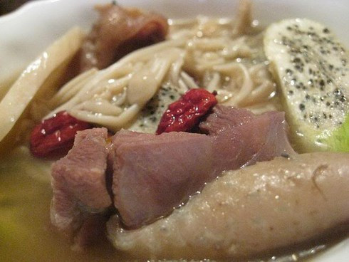 Bắc nồi lên bếp, cho nấm kim vào xào với hành tím đã phi thơm, nêm hạt nêm cho vừa miệng rồi cho thịt gà vào đảo cùng, thêm lượng nước vừa ăn, đun sôi lên, thả củ niễng vào, rồi hạ nhỏ lửa đun liu riu khoảng 5-7 phút là canh chín. Ảnh: Internet.