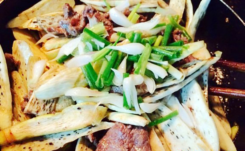 Bắc chảo lên bếp, phi thơm tỏi, cho thịt bò vào xào tái rồi trút riêng ra đĩa. Vẫn sử dụng chảo đó, thêm dầu ăn, phi thơm hành tím, cho củ niễng vào xào với chút hạt nêm, khi thấy củ niễng chín tái thì đổ thịt bò vào xào cùng đến khi các nguyên liệu chín, cho hành hoa cắt nhỏ là hoàn thành.