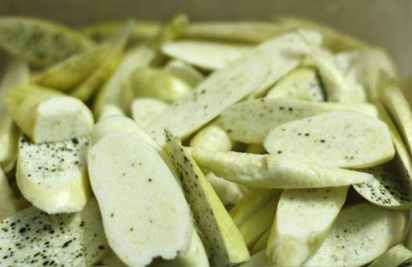 Củ niễng xào trứng: Nguyên liệu: Củ niễng, trứng gà, hạt nêm, bột canh, dầu ăn, hành tím băm, hành hoa.