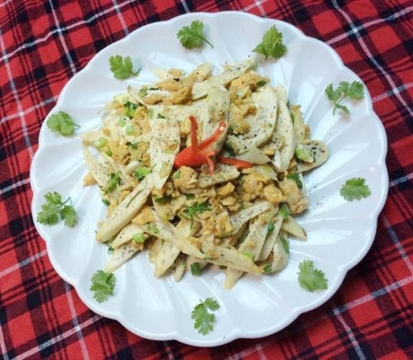 Bắc chảo lên bếp, cho dầu ăn, phi thơm hành tím băm, cho củ niễng vào xào với chút bột canh, khi thấy củ niễng chín tái thì đổ hỗn hợp trứng vào, dùng đũa đảo đều đến khi chín thì thả hành hoa cắt nhỏ là hoàn thành món ăn.