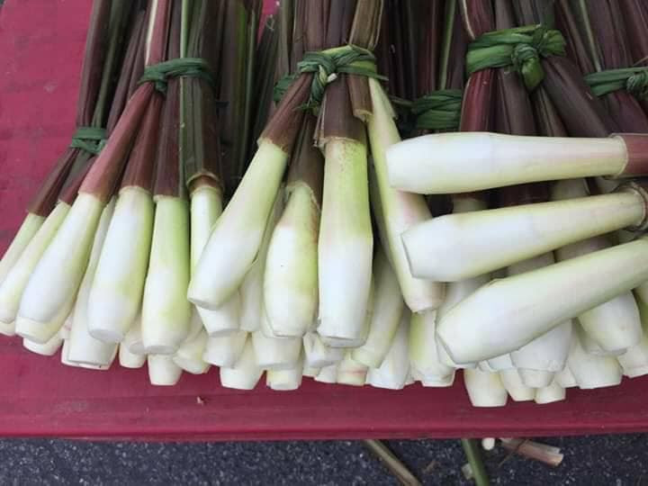 Cách làm củ niễng xào trứng như sau: Củ niễng bóc vỏ tím còn phần thịt trắng, rửa sạch rồi thái lát mỏng. Trứng gà đập ra bát, thêm hạt nêm, đánh đều lên.