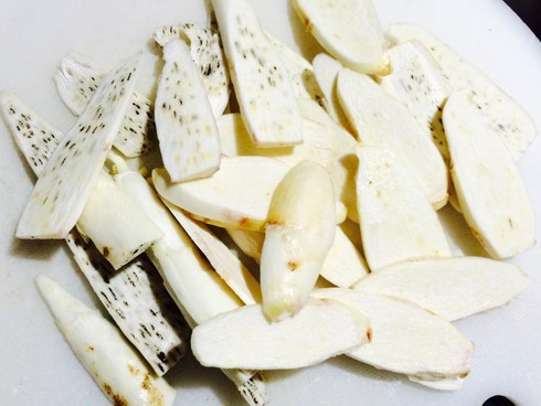 Bắc chảo lên bếp, phi thơm hành băm, cho tôm vào xào chín khoảng 2-3 phút thì trút ra đĩa riêng. Vẫn sử dụng chảo đó, cho dầu ăn, phi hành tím, cho củ niễng vào xào với chút hạt nêm, khi thấy củ niễng chín tái thì cho tôm vào xào cùng khoảng 2-3 phút, lúc này cho lá hẹ cắt khúc vào đảo chung khoảng 30 giây thì tắt bếp.