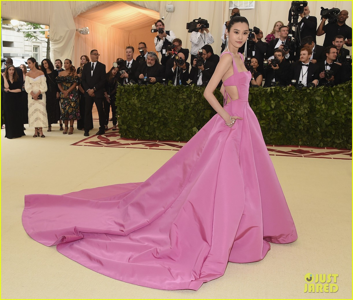 Gu thời trang của Hề Mộng Dao thoạt nhìn tuy không hề cầu kỳ song lại thể hiện được rất tốt sự sang trọng và thần thái của một siêu mẫu.