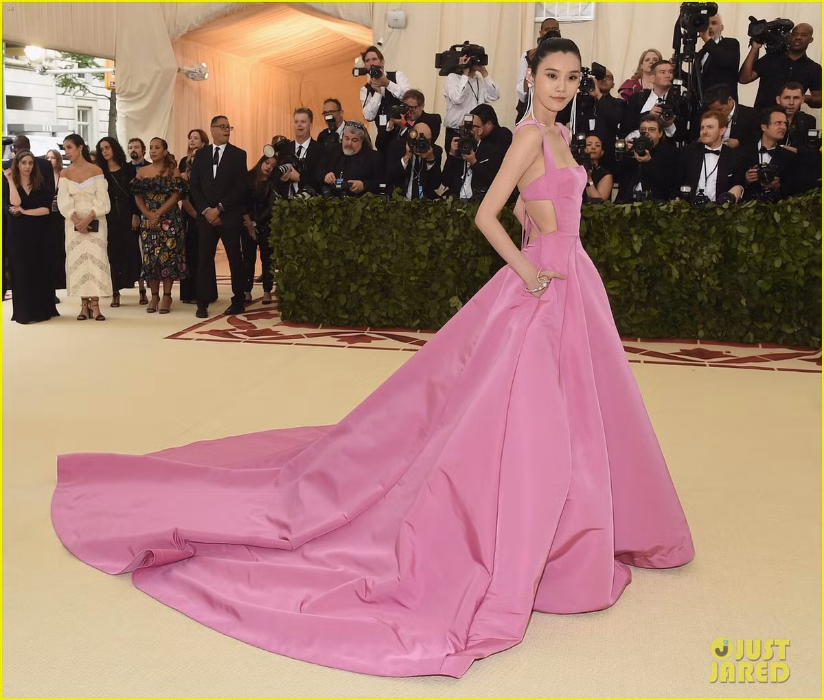 Gu thời trang của Hề Mộng Dao thoạt nhìn tuy không hề cầu kỳ song lại thể hiện được rất tốt sự sang trọng và thần thái của một siêu mẫu.