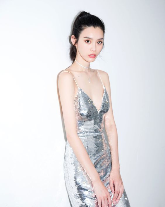 Ming Xi được biết đến là người mẫu có tiếng trong làng thời trang Trung Quốc nên cô khá chuộng gu thời trang gợi cảm, quyến rũ trước khi lấy chồng.