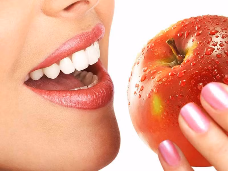 Quả táo: Cũng là loại quả phổ biến trong mùa thu, táo có hàm lượng chất xơ và vitamin C cực cao. Các nhà khoa học đã chỉ ra rằng, nếu ăn một quả táo mỗi ngày có thể giúp bạn chống lại ung thư, mệt mỏi và giảm cholesterol xấu.