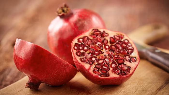 Lựu là một loại quả có chứa chất chống oxy hoá cực cao. Quả lựu được các nhà nghiên cứu chỉ ra rằng có hiệu quả để phòng chống ung thư, bệnh Alzheimer và bệnh viêm khớp. Lưu ý, để đạt được hiệu quả cao thì bạn có thể ép lựu lấy nước uống.