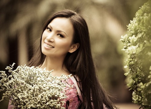 Ngoài ra, Hà Phương còn duy trì thói quen cứ đi ra ngoài là bôi kem chống nắng. Theo nữ ca sĩ 48 tuổi, ánh nắng chiếu trực tiếp lên da không chỉ gây hại cho da, thậm chí ung thư da, mà nó còn làm cho làn da lão hoá nhanh chóng. Điều đó cũng có nghĩa là những nếp nhăn xuất hiện nhiều hơn, và nhanh hơn. Ảnh: FB, Internet.