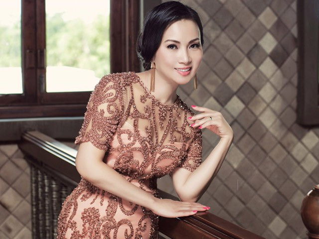 Ca sĩ Hà Phương cũng đặc biệt ưu tiên việc uống nước trong việc giữ gìn nhan sắc. Thói quen của nữ ca sĩ là sáng sớm ngủ dậy dù vui hay buồn cũng uống một cốc nước xong rồi... tính tiếp.