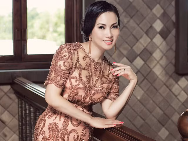 Ca sĩ Hà Phương cũng đặc biệt ưu tiên việc uống nước trong việc giữ gìn nhan sắc. Thói quen của nữ ca sĩ là sáng sớm ngủ dậy dù vui hay buồn cũng uống một cốc nước xong rồi... tính tiếp.