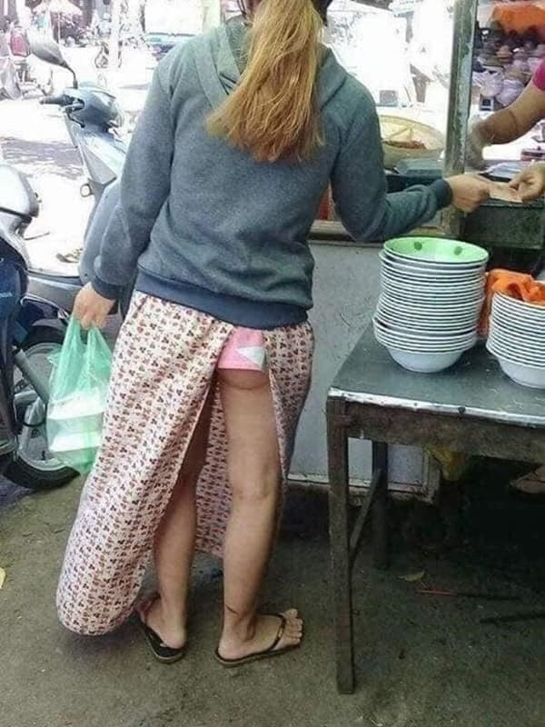 Bức ảnh chụp đằng sau một cô gái trẻ đang đứng mua đồ, điều gây chú ý nhất là vòng 3 "lồ lộ" phía sau lớp váy chống nắng.