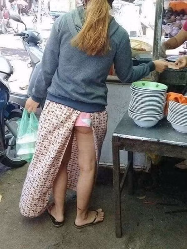 Bức ảnh chụp đằng sau một cô gái trẻ đang đứng mua đồ, điều gây chú ý nhất là vòng 3 "lồ lộ" phía sau lớp váy chống nắng.