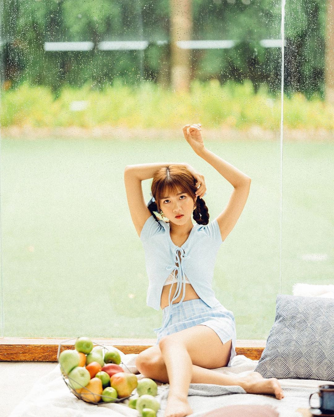 Kiều Trinh từng xuất hiện trong MV của Đan Trường với vai diễn người yêu bởi vậy cô mới có biệt danh "bạn gái Đan Trường". Cô nàng không chỉ gây ấn tượng với ngoại hình xinh đẹp mà còn thu hút chú ý vì hay diện các bộ trang phục gợi cảm.