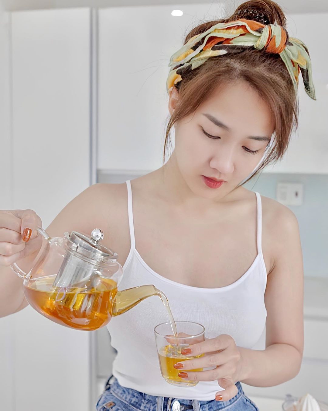 Cô cũng thường xuyên diện các thiết kế áo hai dây tôn được bờ vai thon, xương quai xanh mảnh.