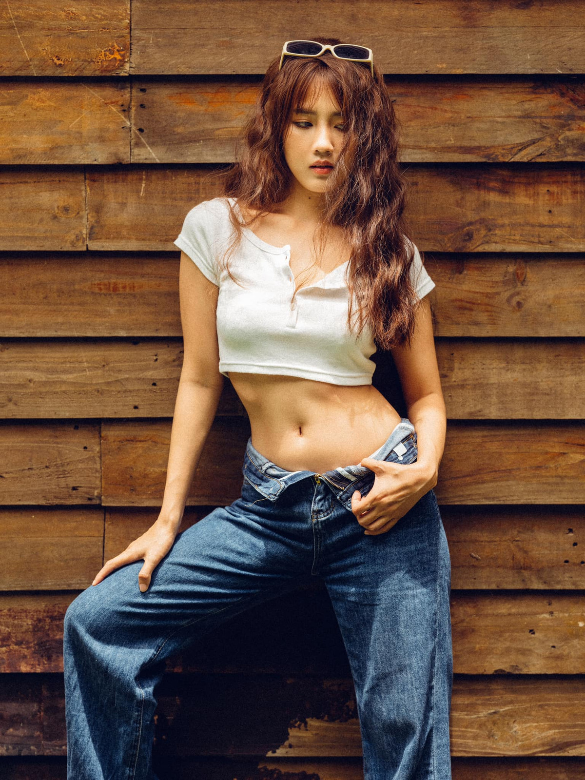 Những chiếc áo croptop xuất hiện nhiều hơn trong tủ đồ của Kiều Trinh, cô thường kết hợp chúng với váy cạp cao để tạo sự cân bằng kín - hở.