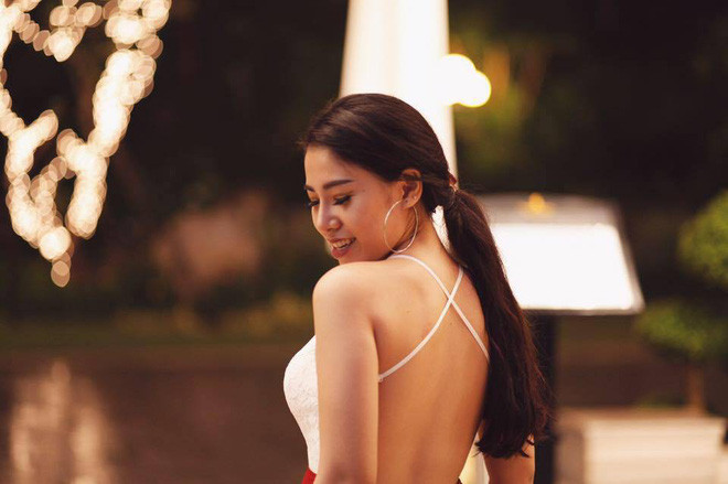 Nhiều lần, Thanh Nhàn khoe lưng trần gợi cảm với các thiết kế hở bạo. Ảnh: Internet.