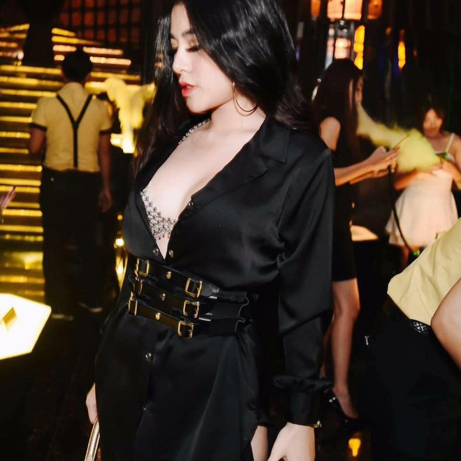 Đời thường, Thanh Nhàn lại làm chao đảo cộng đồng mạng bằng phong cách thời trang gợi cảm vô cùng.