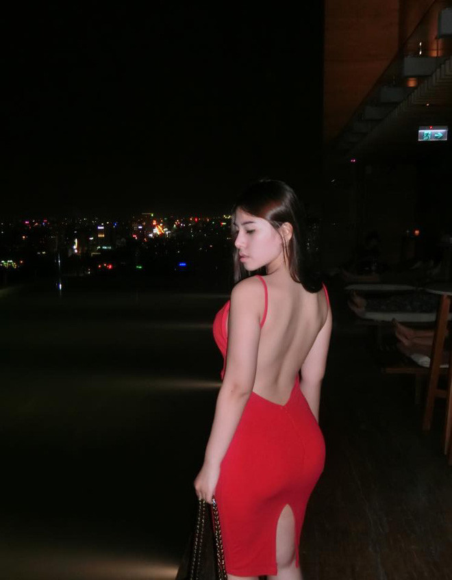 Chính vì sở thích thời trang quá đỗi gợi cảm, Thanh Nhàn từng gặp phải nhiều tranh cãi trái chiều khi thực hiện công việc là giáo viên.