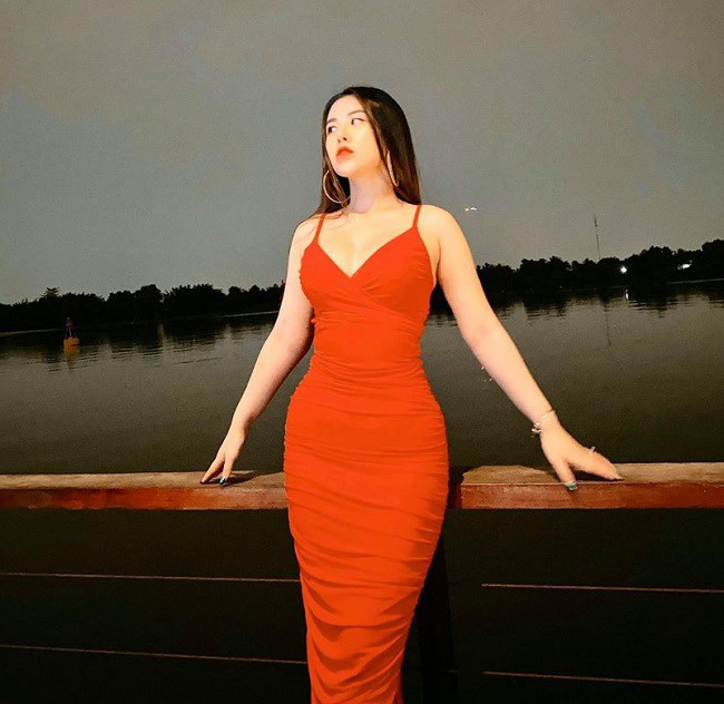 Bên cạnh chuyên môn thông thạo 3 loại ngoại ngữ Anh, Nhật và Tây Ban Nha, Thanh Nhàn còn gây ấn tượng với dân tình nhờ vẻ ngoài quyến rũ cùng gu ăn mặc nóng bỏng, phóng khoáng.