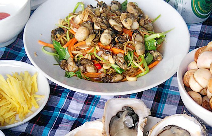 Gỏi hàu: Hàu khi ăn sống thì sẽ giữ được nhiều chất dinh dưỡng hơn nhưng không phải ai cũng ăn được hàu sống. Nếu vậy, chúng ta có thể chuyển sang món gỏi hàu. Để làm gỏi hàu, chúng ta cần chuẩn bị 10 con hàu tươi, 1 quả xoài xanh, 1 củ cà rốt, 1 củ hành tây, 1 củ gừng, rau thơm tùy ý, mắm, đường, tỏi ớt.