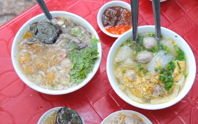 Súp cua là món súp nóng hổi được yêu thích vô cùng bởi người Sài Gòn. Món này thường có nhiều topping khác nhau, vừa có cua, có thịt gà xé, lại có cả trứng cút, trứng bắc thảo cùng nhiều món khác.