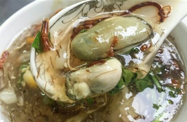 Sài Gòn có nhiều hàng bán súp hàu chung với súp cua như hàng ở đường Vạn Kiếp (Q. Bình Thạnh). Chỉ mới nhìn qua tô súp, bạn sẽ "choáng ngợp" với lượng topping đồ độ che lấp cả mặt tô đấy.