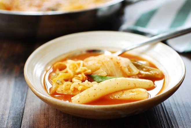 Súp bánh gạo cay: Đây là món ăn Hàn Quốc xuất hiện ở Sài Gòn không lâu và trở nên vô cùng phổ biến với giới trẻ, nhờ vào văn hoá Hallyu Hàn Quốc đang rất thịnh hành.