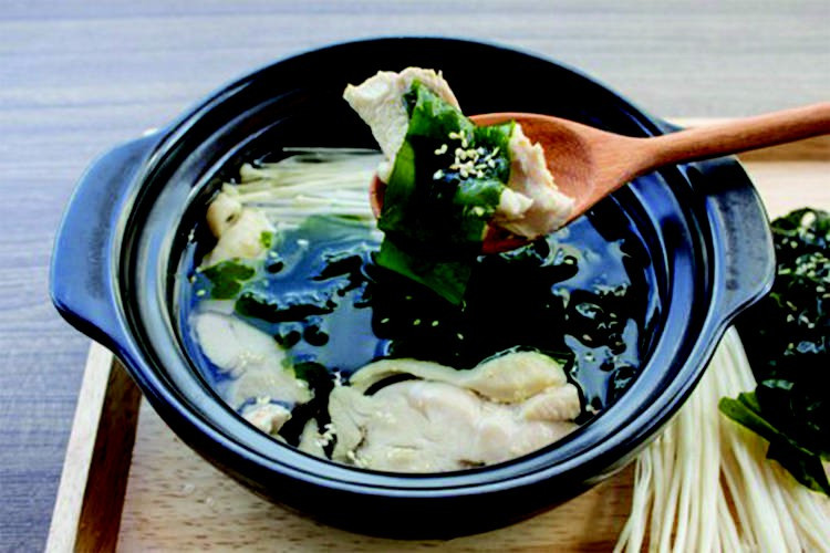 Súp rong biển là một lựa chọn lành mạnh cho hội thích ăn "healthy" một tí. Không có nhiều topping như những món trên, nhưng súp rong biển mát và ngọt, ăn kèm với thịt gà hoặc bò cùng các loại nấm, vừa đủ chất vừa thanh đạm.