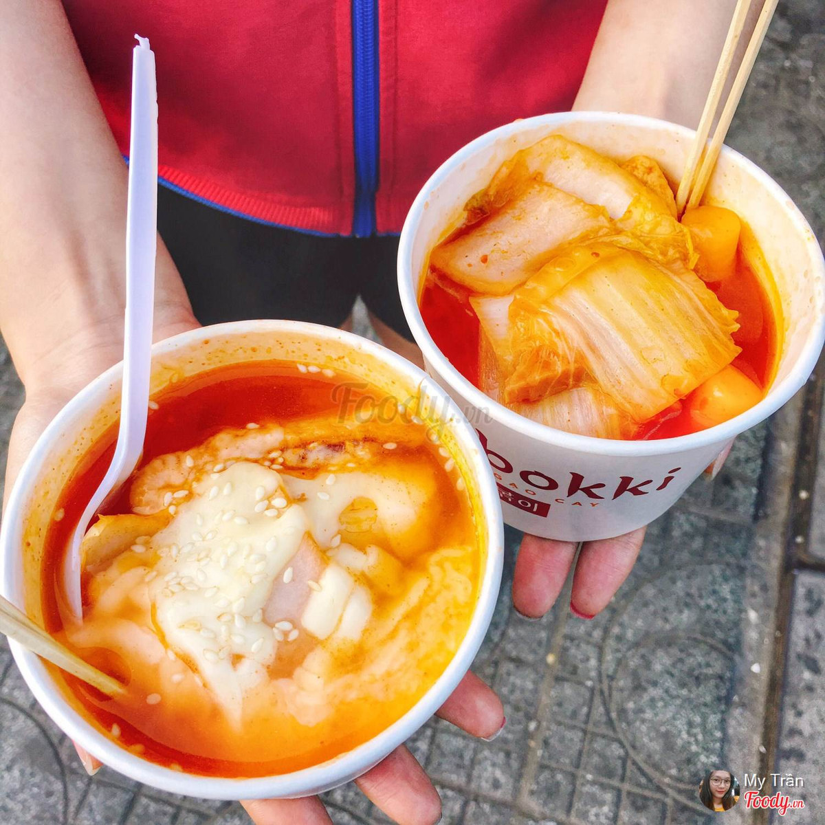 Vào mùa mưa lạnh, người Sài Gòn rất thích ăn bánh gạo trắng mềm, ăn cùng nước sốt cay đậm đà cùng với phô mai béo ngậy, thêm ít mì hoặc chả cá.