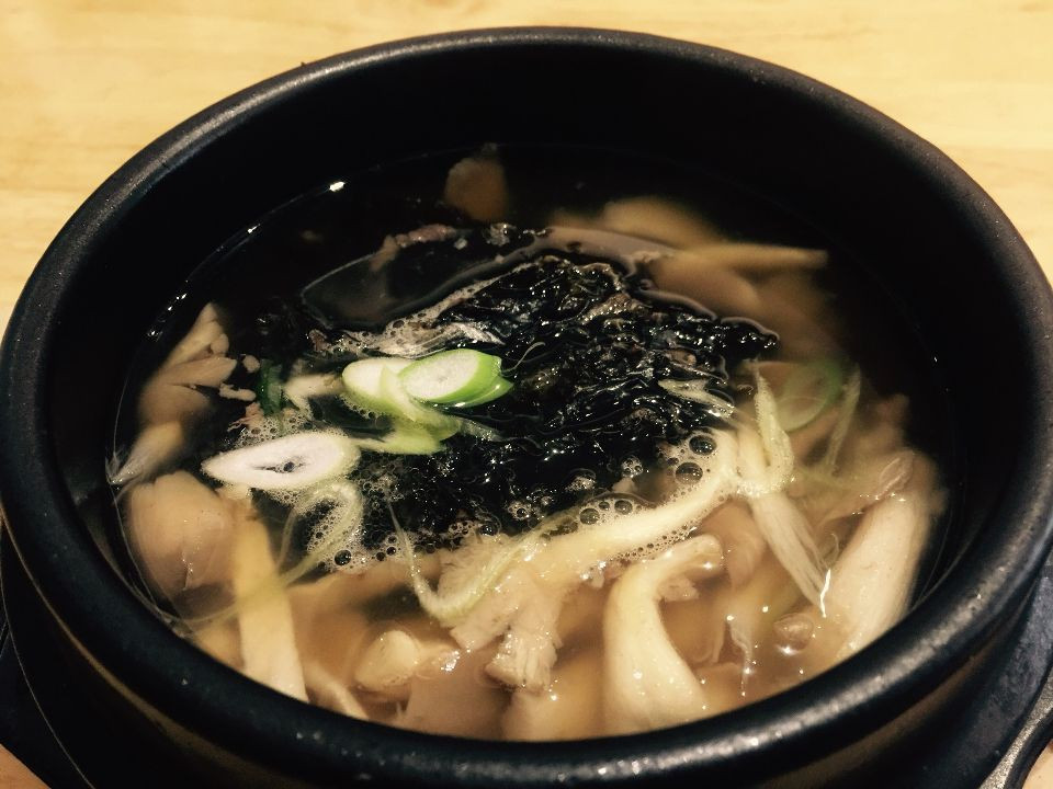 Những ngày mưa nắng thất thường ở Sài Gòn khiến người ta dễ mệt mỏi và thường dễ bệnh, vào những lúc cảm thấy yếu mệt, biếng ăn như vậy, một chén súp rong biển có thể giúp bạn khơi gợi vị giác, dễ tiêu hoá và có thể khiến bạn cảm thấy tốt hơn nhiều đấy. Ảnh: Internet.