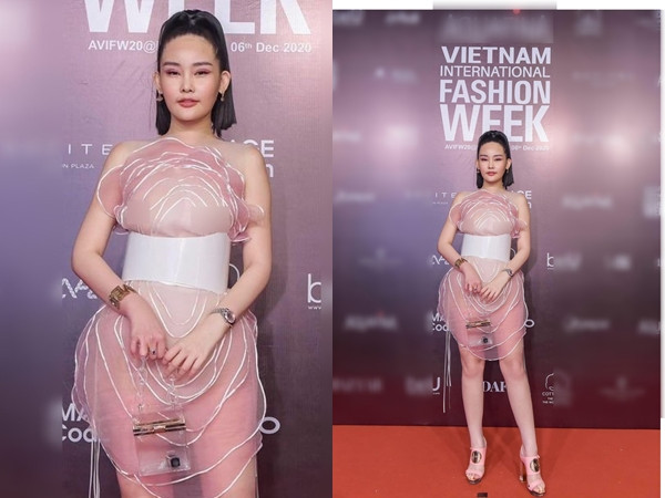 Xuất hiện trên thảm đỏ Việt Nam International Fashion Week hôm 4/12, Lê Âu Ngân Anh mặc bộ váy dáng cúp ngực màu hồng, được may từ chất liệu vải xuyên thấu. Dân mạng cho rằng Hoa hậu Đại Dương 2017 không mặc áo ngực khi diện bộ váy trên, tạo nên hình ảnh phản cảm.
