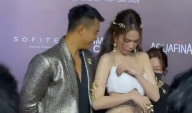 Suýt gặp sự cố “lộ hàng” vì chọn thời trang thảm đỏ hở bạo, Ngọc Trinh vô tư chỉnh vòng 1 trước ống kính máy quay.