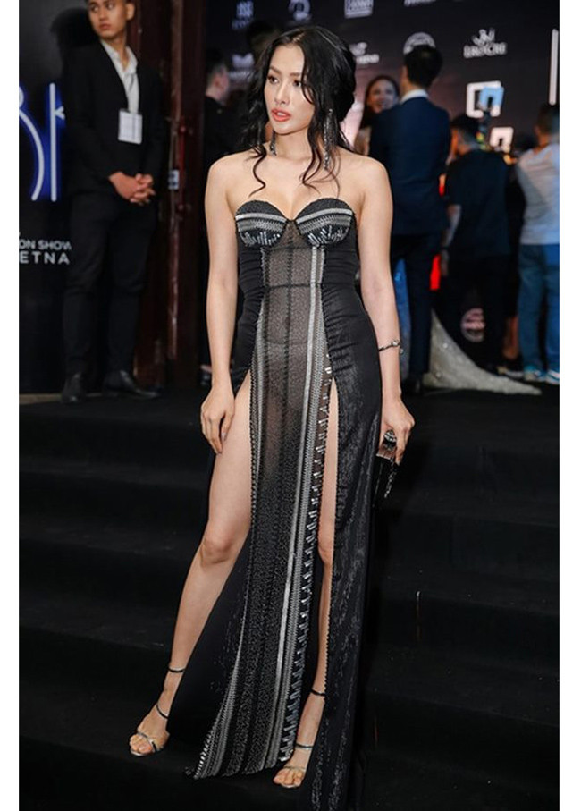 Yaya Trương Nhi xấu hổ vì sự cố lộ nội y do diện chiếc đầm xuyên thấu quá mỏng trên thảm đỏ năm 2018.