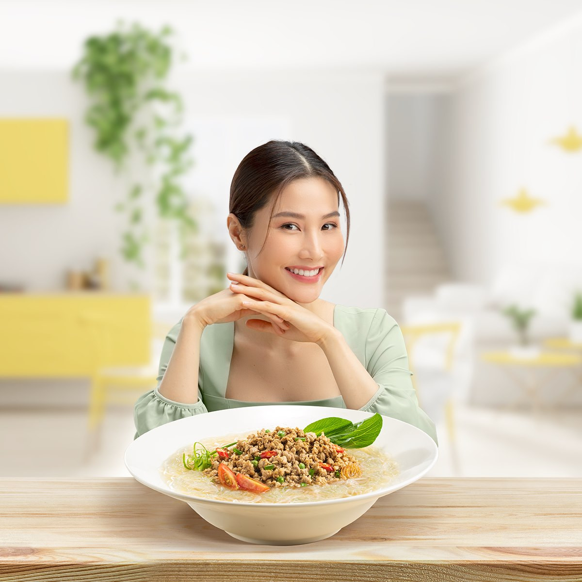 Ngoài tập luyện, cô duy trì chế độ ăn khoa học và lành mạnh. Tinh bột là một trong những món ăn mà Diễm My cho vào danh sách hạn chế tối đa. Thay vào đó, cô thay thế cơm bằng khoai lang, hạt quinoa.